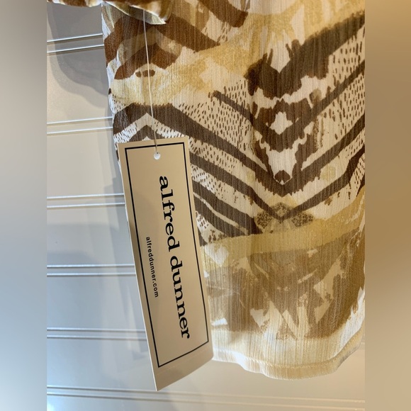 Alfred Dunner women’s size 18 vneck top w/ embellished neckline & button sleeves - Picture 5 of 11